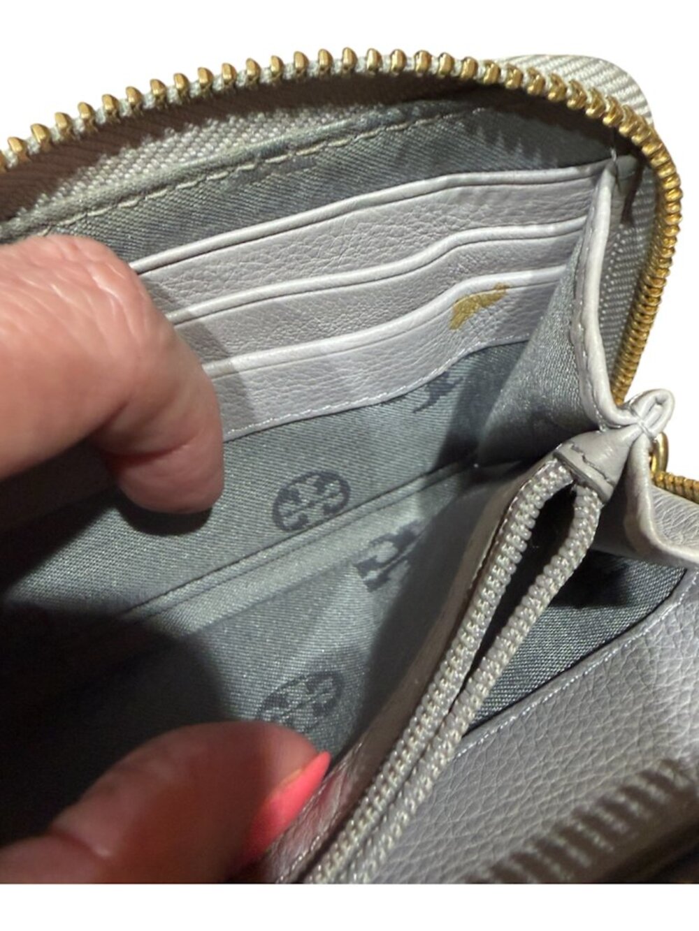 TORY BURCH AMANDA WALLET WRISTLET IN GRAY LEATHER - Picture 6 of 7